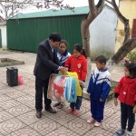 Thầy hiệu trưởng Nguyễn Văn Chương trao quà cho các bạn học sinh nghèo vượt khó