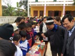 Thầy giáo Nguyễn Văn Chương hiệu trưởng nhà trường đi tham quan hội chợ tuổi thơ