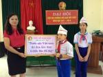 Cô Võ Thị Thu Hằng trao chủ đề năm học cho Liên Đội